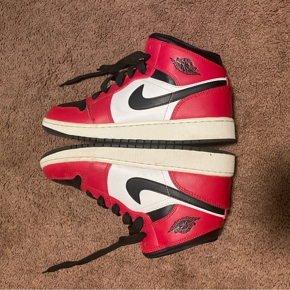 Jordan 1s Chicago mid color red and white size 6 - Picture 8 of 10